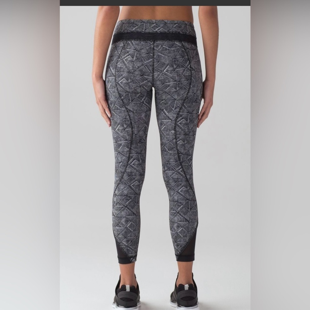 Lululemon Inspire Tight
Formation Alpine White Black / Black size 10